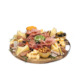 tapasbord met geitenkaas bieslook, kaas, fijne vleeswaren en dips prachtig versierd op een houten plank