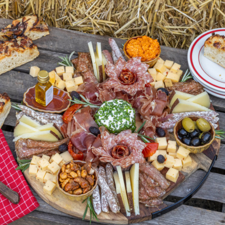 Rijkelijk versierde tapasschotel met geitenkaas bieslook bestellen Lokeren